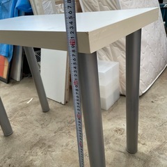 白 金属脚のテーブルの画像