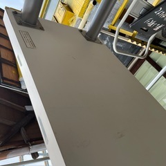 白 金属脚のテーブルの画像