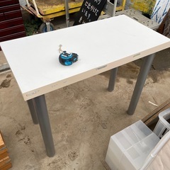 白 金属脚のテーブルの画像