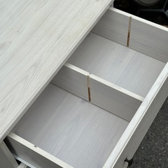 ニトリ フローリオ チェスト 衣服 タンス 4段 ホワイト ウッド 収納家具 シンプル 北欧風 白家具 コンパクト フレンチ 風の画像