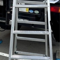 歪み有りジャンク品　KS-210A 4脚アジャスト式　伸縮7尺脚立　車で踏みました！の画像