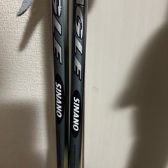 ATOMICスキー板とストックの画像