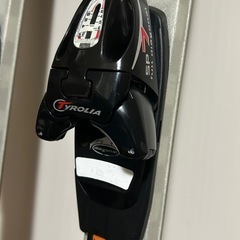 ATOMICスキー板とストックの画像