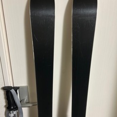 ATOMICスキー板とストックの画像