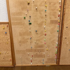 コルクボードとピンの画像