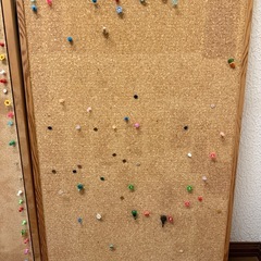 コルクボードとピンの画像