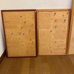 コルクボードとピンの画像