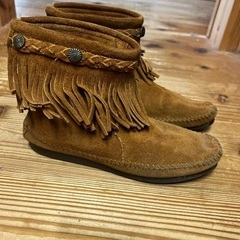 ミネトンカフリンジブーツ　サイズ6 23.5センチの画像