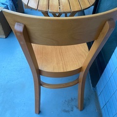 椅子と折りたたみテーブルの画像