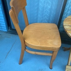 椅子と折りたたみテーブルの画像