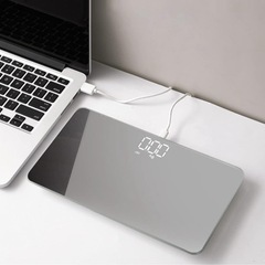 【新品未使用】① 体重計 鏡ミラー電子体重計 旅の体重計 ミニ体重計 デジタル 乗るだけ 電源自動ON/OFF バックライト付 180kgまで対応 高精度 ボディスケール 健康管理 ダイエット 体重管理 USB充電 小型軽量 強化ガラス採用（シルバー）の画像