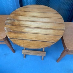 椅子と折りたたみテーブルの画像