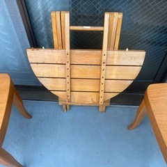 椅子と折りたたみテーブルの画像