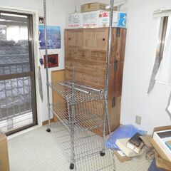 新品同様のキャスター付き４段スチールラックの画像