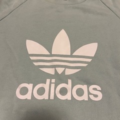 adidas トレーナーの画像
