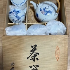 おぼん、菓子入れか湯呑み入れ、和風茶器、茶碗9個、湯呑み3個、タッパ3個の画像