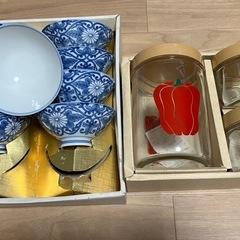 おぼん、菓子入れか湯呑み入れ、和風茶器、茶碗9個、湯呑み3個、タッパ3個の画像