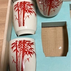 おぼん、菓子入れか湯呑み入れ、和風茶器、茶碗9個、湯呑み3個、タッパ3個の画像