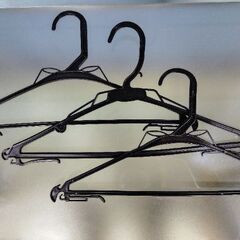プラスチック黒ハンガー70〜80本程の画像