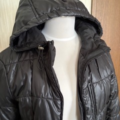 ユニクロ　　黒のジャンパー　フード付きの画像