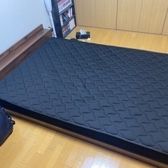 ダブルベッドフレーム＋マットレスの画像