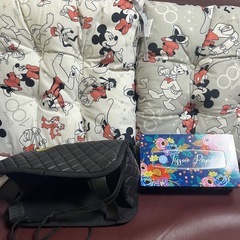 ティッシュ入れ、ウェットティッシュ入れ、クッション2枚
の画像