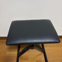 ピアノキーボードのイスの画像