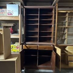 古い食器棚
の画像