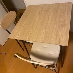 イス付き(2つ)ダイニングテーブルの画像