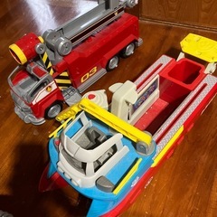 パウパトロールの船と消防車の画像