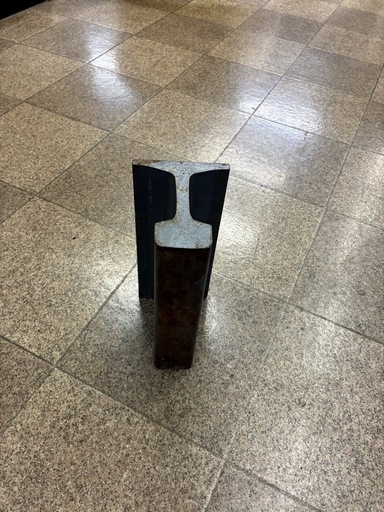 国鉄時代のレールをカットしたものです。。