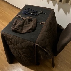 こたつテーブル、冷蔵庫、ダイニングテーブルの画像