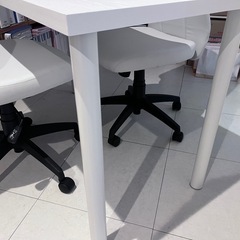 キャスター付の椅子2脚とテーブルの画像