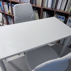 キャスター付の椅子2脚とテーブルの画像