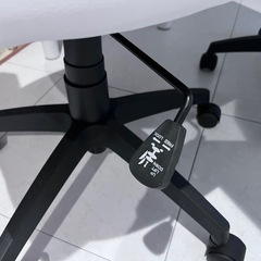 キャスター付の椅子2脚とテーブルの画像