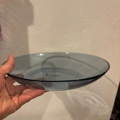 IKEA 透明　薄いブルーの皿の画像
