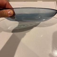 IKEA 透明　薄いブルーの皿の画像