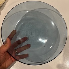 IKEA 透明　薄いブルーの皿の画像