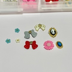 ネイルパーツ　リボンやお花などの画像