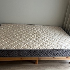 IKEA ダブルベッド（マットレス付き）の画像