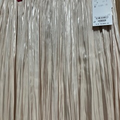 新品未使用、ベージュの細プリーツスカートの画像