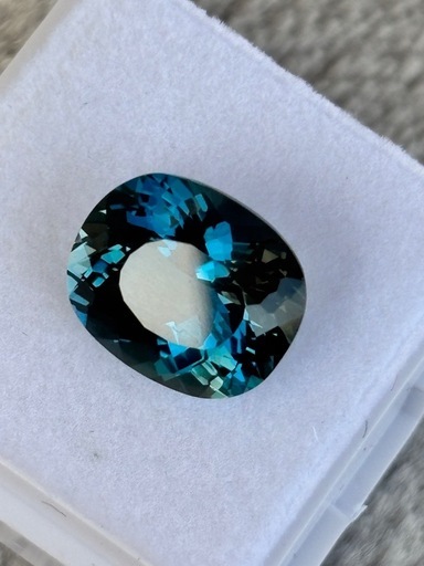 深い青色が魅力のロンドンブルートパーズ 6.30ct（12月誕生石）