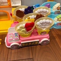 アンパンマンおもちゃ４点とアシックスの画像