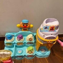 アンパンマンおもちゃ４点とアシックスの画像