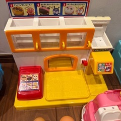 アンパンマンおもちゃ４点とアシックスの画像