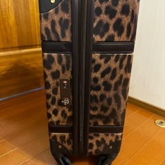 豹柄　　ヒョウ柄　キャリーケース
の画像