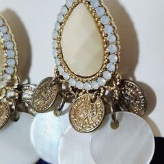 新品未使用品。しゃらりと可愛らしく揺れるシェル細工のピアス、いかがでしょうか？の画像