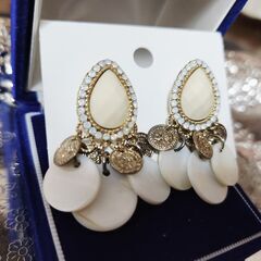 新品未使用品。しゃらりと可愛らしく揺れるシェル細工のピアス、いかがでしょうか？の画像