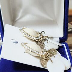 新品未使用品。しゃらりと可愛らしく揺れるシェル細工のピアス、いかがでしょうか？の画像