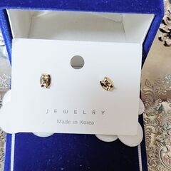 新品未使用品。しゃらりと可愛らしく揺れるシェル細工のピアス、いかがでしょうか？の画像